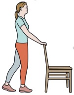 Extensão de quadril com apoio na cadeira: levar o pé para trás